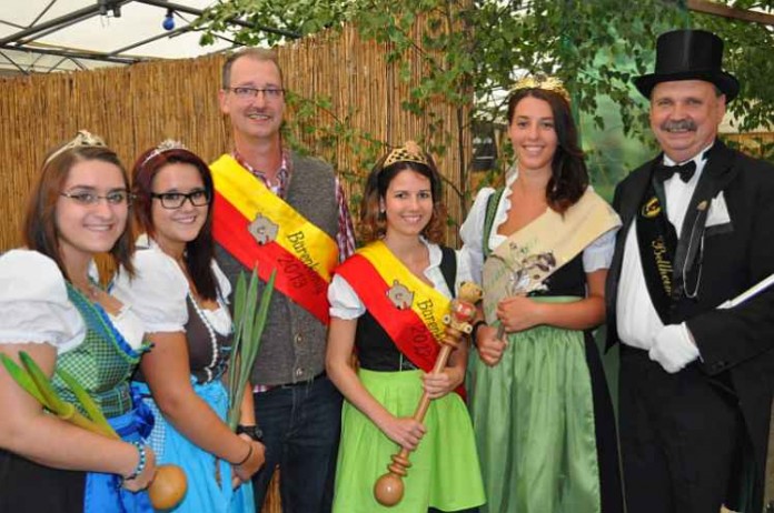 Zwiebelkönigin Laura I., Zwiebelprinzessin Michelle I., Bärenkönigspaar Joachim und Christina, Tabakkönigin Sina I., Bellheimer Lord Dieter.
